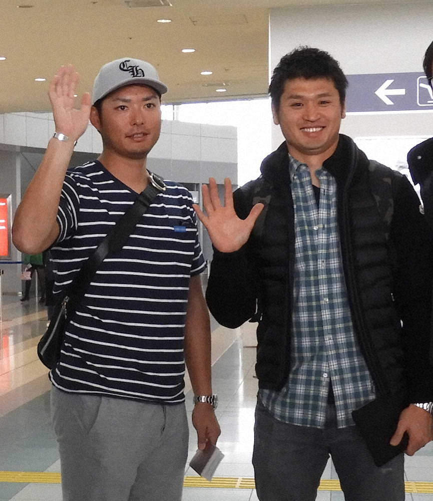 17年1月、グアム自主トレに出発するソフトバンク・摂津（左）と中田