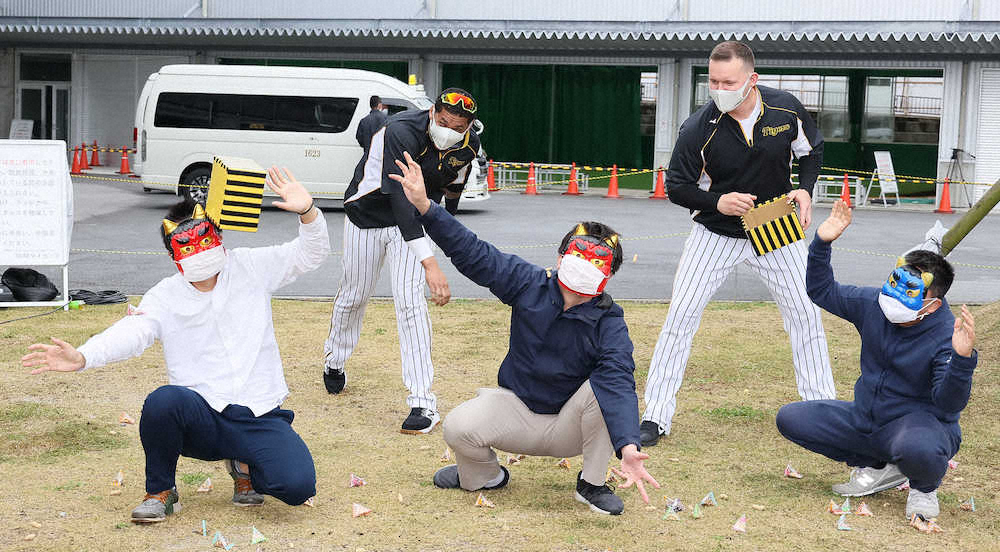 ＜阪神宜野座キャンプ＞　　　鬼にふんした報道陣を相手に、節分の豆まきを行うマルテ（左）とサンズ　