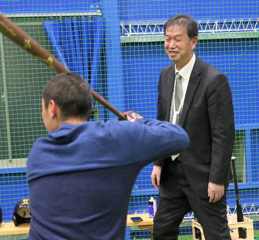 学法石川の室内練習場で選手を見守る佐々木監督