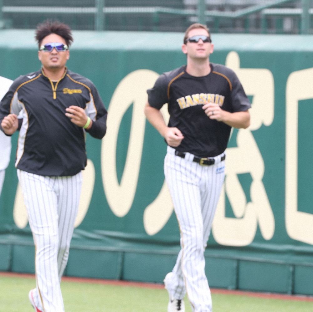 ＜阪神練習＞外野フェンス沿いを走るジョー・ガンケル投手（右）と秋山拓巳投手