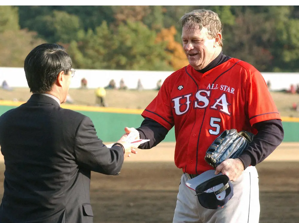 2002年6月、日本プロ野球名球会ーアメリカ選抜戦で３打数２安打１打点でＭＶＰを受賞したヘンリー・ギャレット氏。