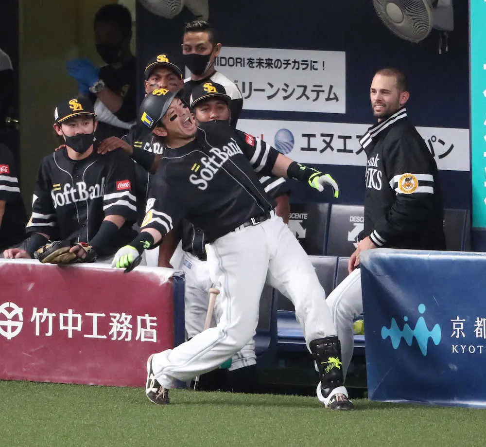 ＜オ・ソ（8）＞3回2死一、二塁、松田は左越えに3点本塁打を放ちベンチ前で”熱男”　（撮影・奥　調）