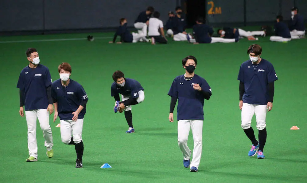 4月30日の試合前練習、マスク着用でアップする（左から）高浜、渡辺、今川、谷内、大田ら日本ハム選手