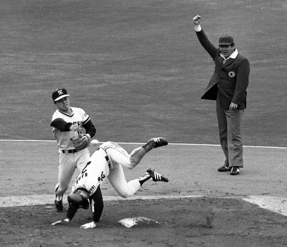 巨人・中畑は原の三ゴロで二塁へ併殺阻止のスライディング。阪神二塁手・岡田と交錯した（1981年5月4日、後楽園）。中畑は左肩を負傷、代わって原が三塁に入った。