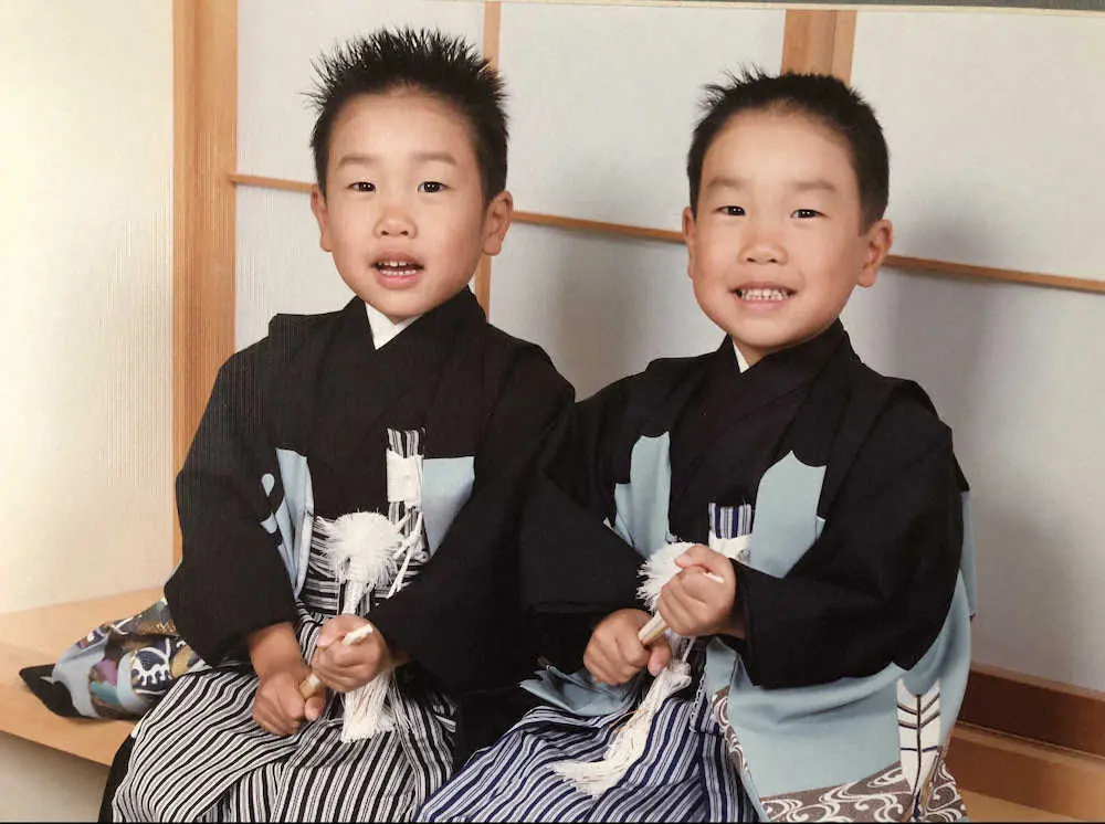 双子の弟・弘道さん（右）と記念撮影する3歳頃の石原（母・衣津美さん提供）