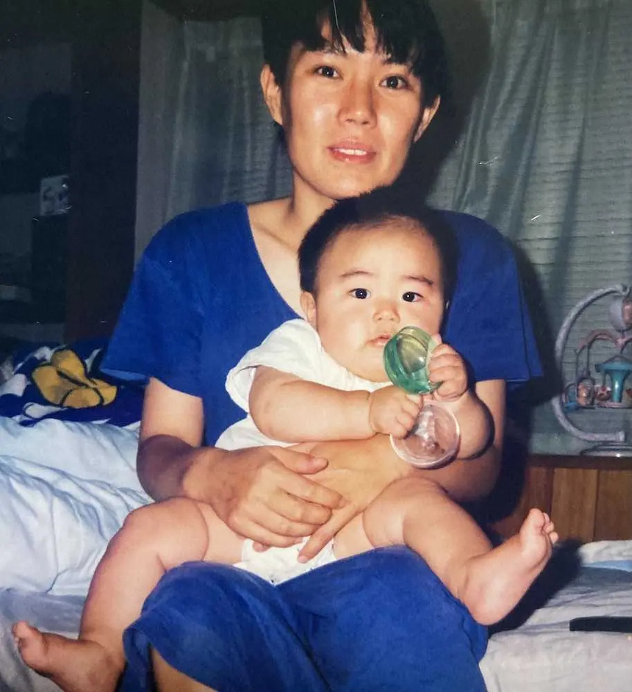母・洋子さんに抱きかかえられる幼少期の木下拓（本人提供写真）