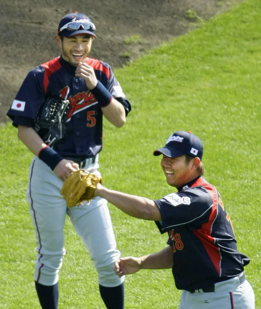 09年WBC日本代表合宿、キャッチボール中に笑顔で話すイチロー（左）と松坂