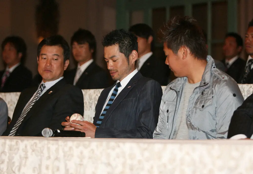 09年WBCで優勝を果たし、会見でウイニングボールを手にするイチロー（中央）。左は原監督、右は松坂