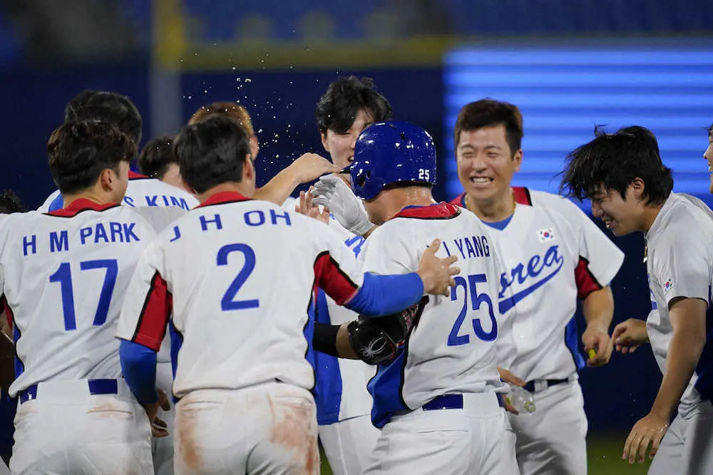 サヨナラ勝ちを喜ぶ韓国の選手たち（AP）