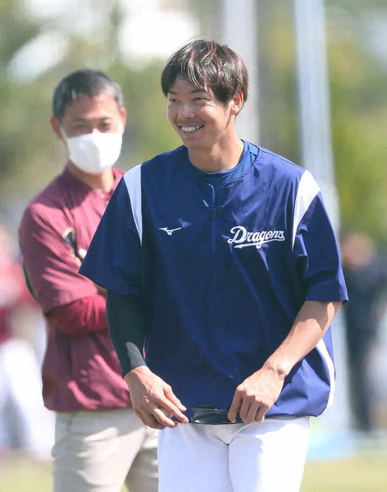 今年2月、試合前練習で笑顔を見せる木下雄介投手