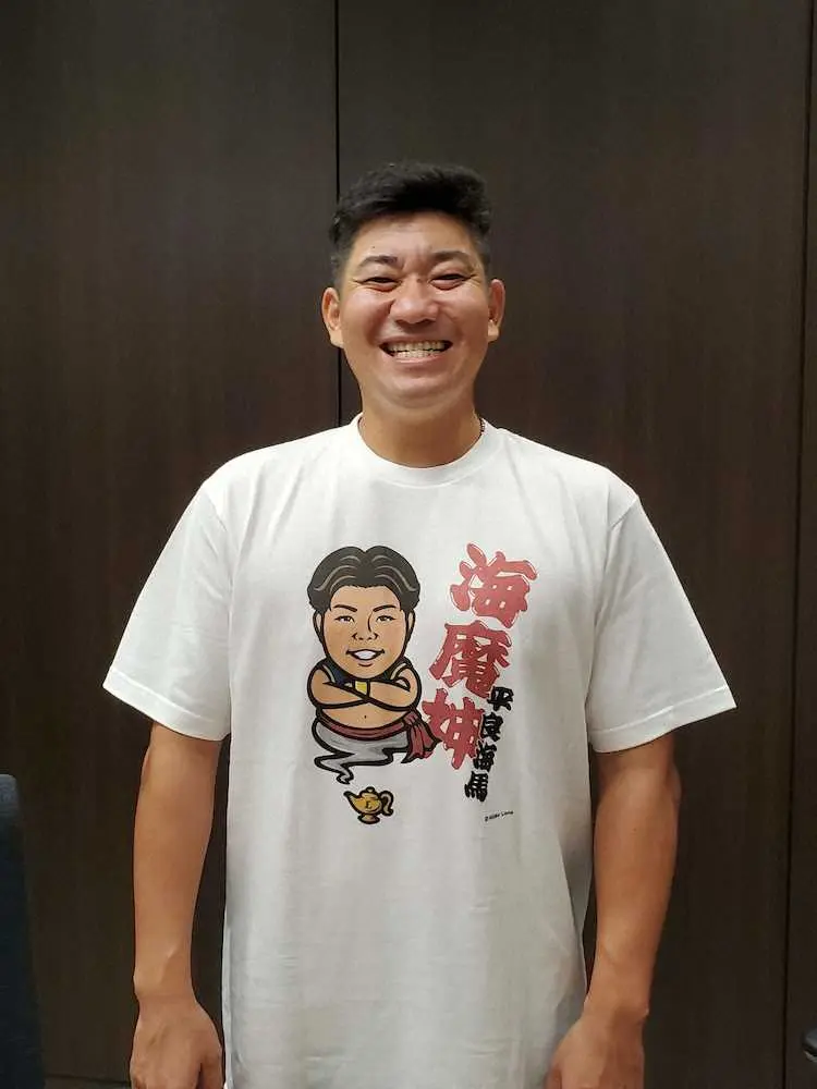 西武高橋朋己アカデミーコーチがプロデュースした平良の海魔神Tシャツ（球団提供）