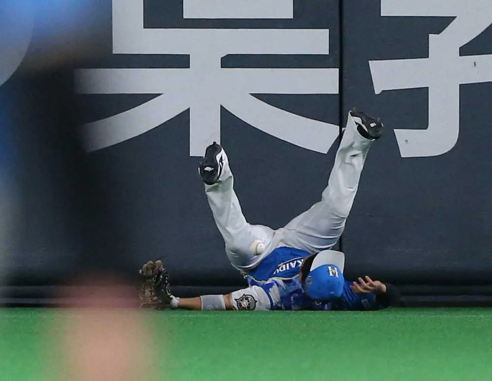 11日のソフトバンク戦で柳田の打球を追い負傷した日本ハムの近藤（撮影・高橋　茂夫）