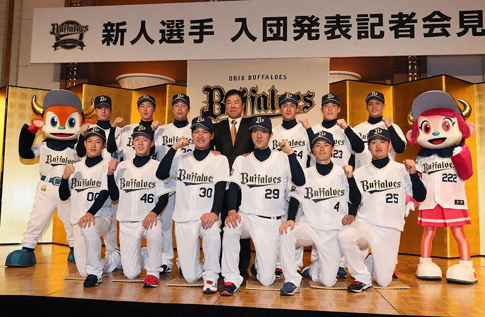2017年12月に行われたオリックスの新入団選手発表。（前列左から）ドラフト６位の西浦颯大外野手（明徳義塾）、同４位の本田仁海投手（星槎国際湘南）、同２位のＫ―鈴木（鈴木康平）投手（日立製作所）、同１位の田嶋大樹投手（ＪＲ東日本）、同３位の福田周平内野手（ＮＴＴ東日本）、同５位の西村凌捕手（ＳＵＢＡＲＵ）。（後列左から）育成ドラフト４位のフェリペ（木須デソウザ・フェリペ）捕手（御殿場西）、同２位の東晃平投手（神戸弘陵学園）、ドラフト８位の山足達也内野手（Ｈｏｎｄａ鈴鹿）、福良淳一監督、ドラフト７位の広沢伸哉内野手（大分商）、育成ドラフト１位の稲富宏樹捕手（三田松聖）、同３位の比屋根彰人内野手（飛龍）