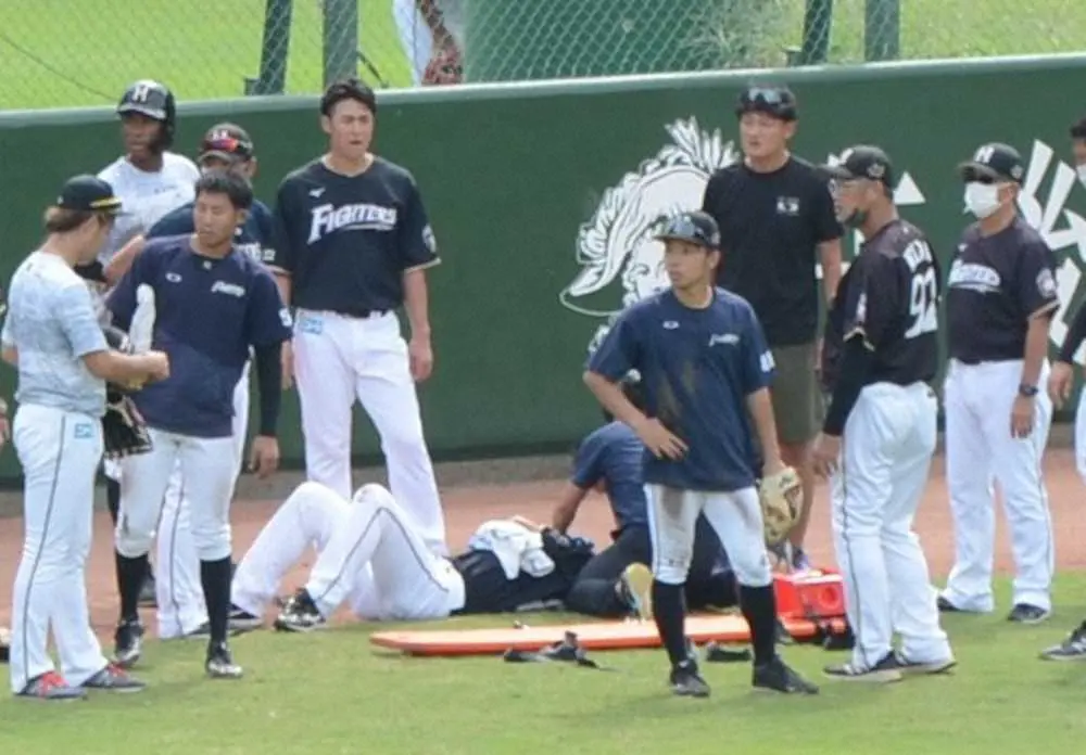 倒れ込んだ加藤2軍投手コーチのもとに集まる日本ハムの選手ら
