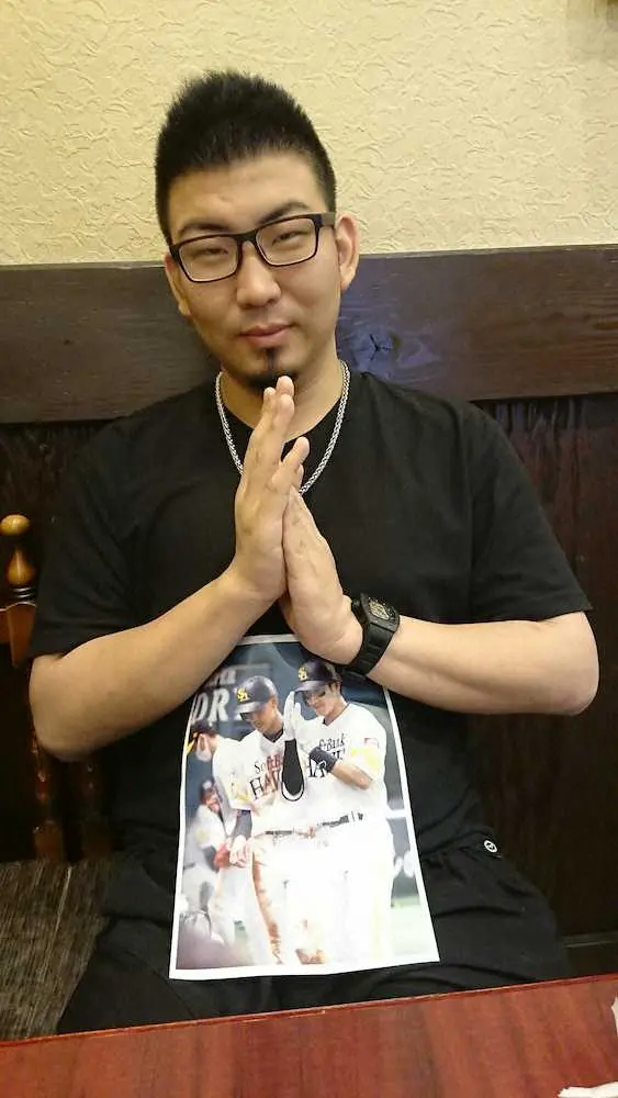 中国人マジシャンGOさんは柳田の「運命ポーズ写真」を両手首で挟んで本家「運命ポーズ」を決める