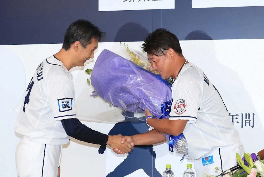 引退会見で西口コーチ（左）から花束を受け取る松坂（撮影・尾崎　有希）