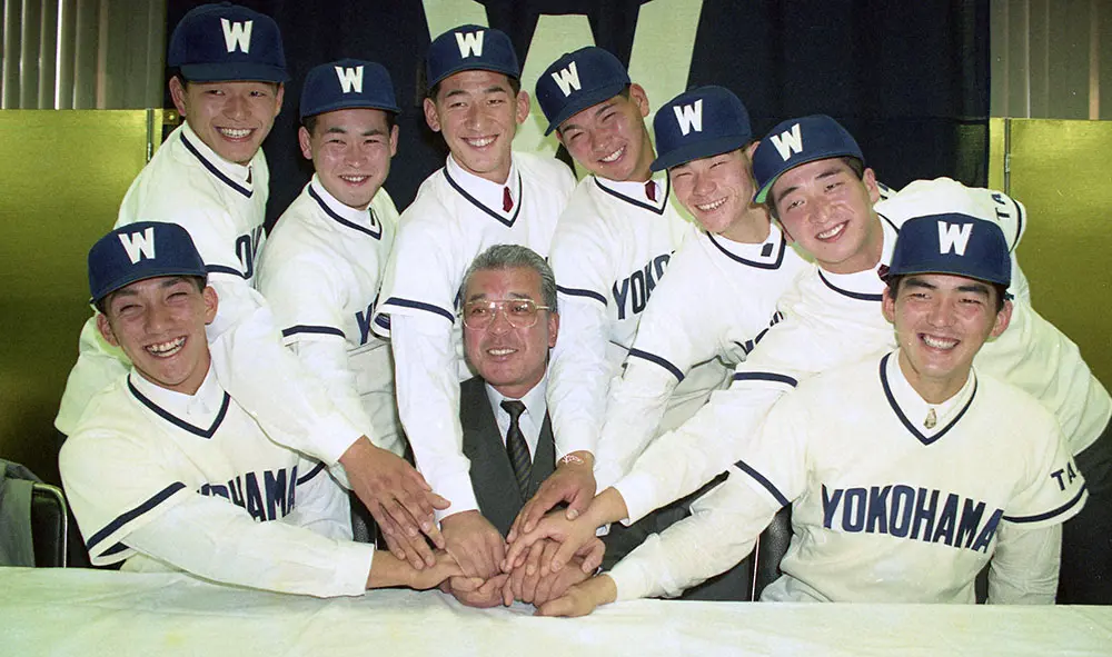 91年12月、須藤監督と笑顔の新人たち。ドラフト1位の斎藤（右）、6位の三浦（左から4人目）ら