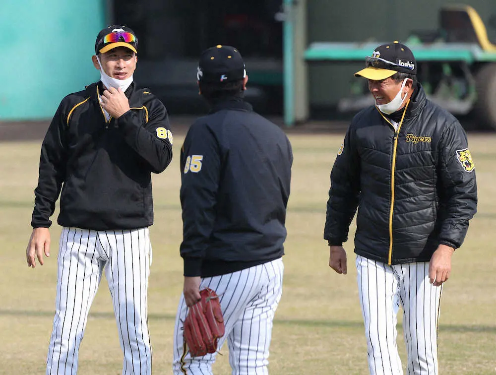 2日連続で鳴尾浜球場を視察に訪れた矢野監督（左）（撮影・平嶋　理子）