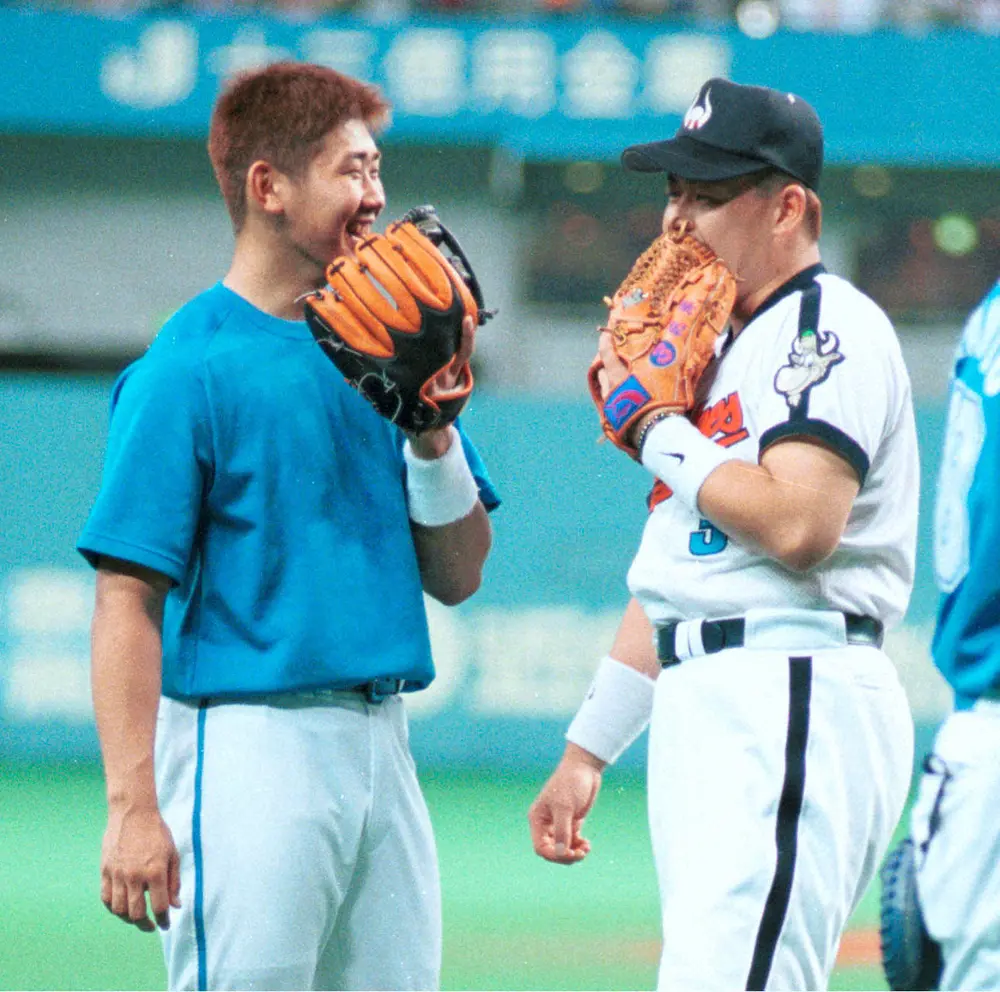 2000年7月29日、試合前に近鉄・中村紀洋内野手（右）と話す西武の松坂大輔投手