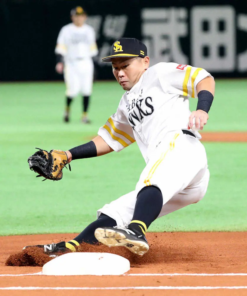 外野手登録ながら一塁でゴールデングラブ賞を受賞したソフトバンク・中村晃