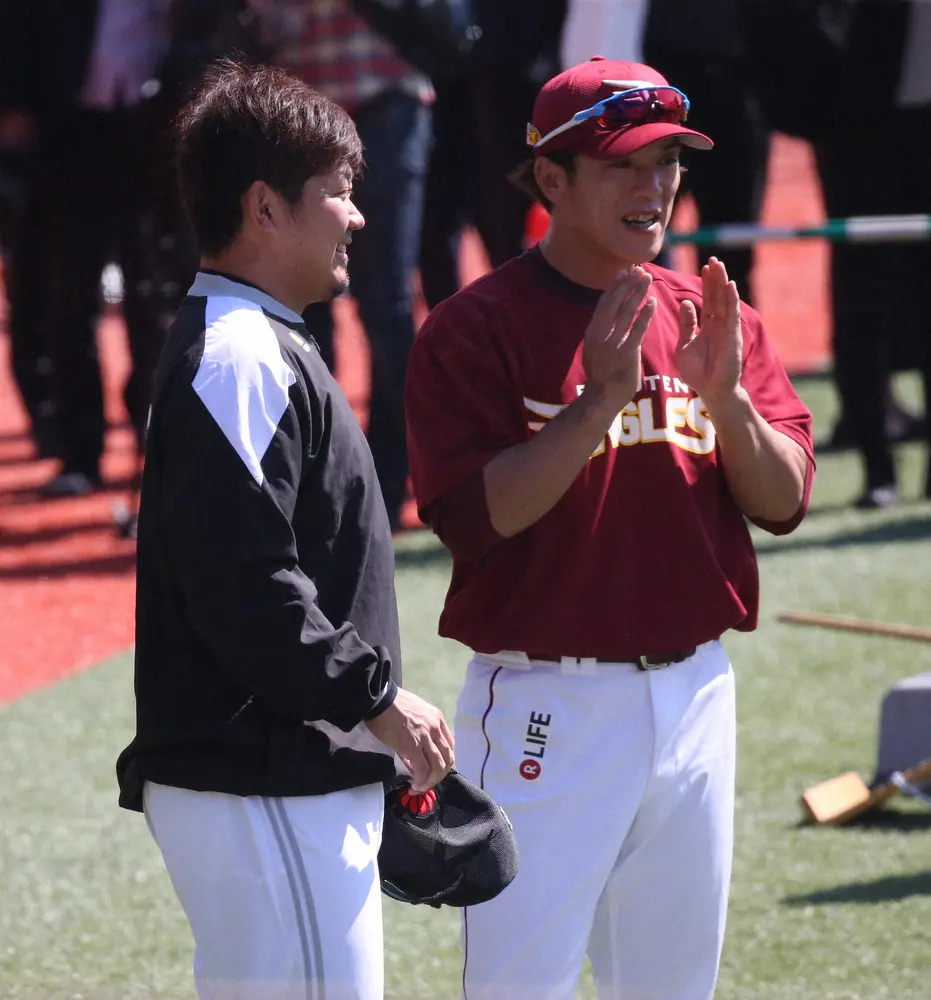 試合前に松井稼頭央（右）と話すソフトバンク時代の松坂大輔（2016年撮影）