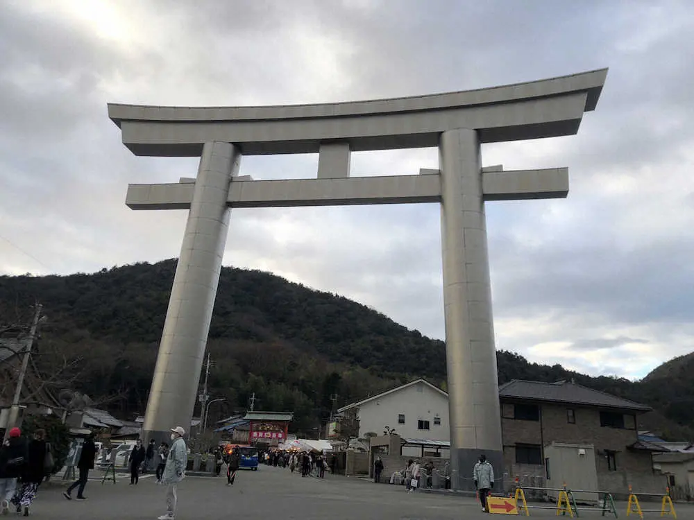 高さ26メートルを誇る鹿嶋神社のチタン大鳥居