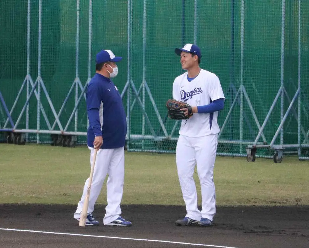 隔離期間を終え、復帰した中日・中村紀打撃コーチ（左）は全体練習前に石川昂に声をかける