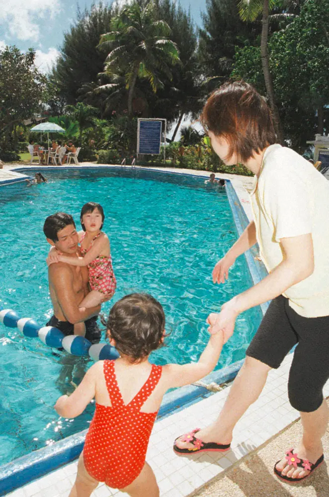 2000年、プールに飛び込み、おぼれていた女の子を救助した近鉄・酒井弘樹（左）＝１月31日午後、サイパン（共同）