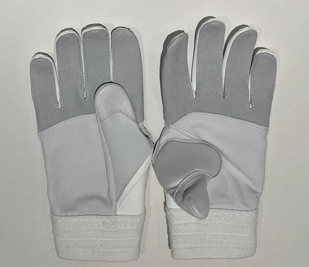 左手親指の付け根を保護する特殊クッション材を採用した新打撃用手袋（アシックス社提供）
