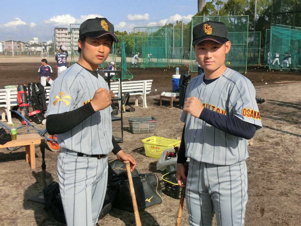 大阪公立大の新しいユニホームを着て春季リーグでの健闘を誓う大山学生監督（左）と薗主将