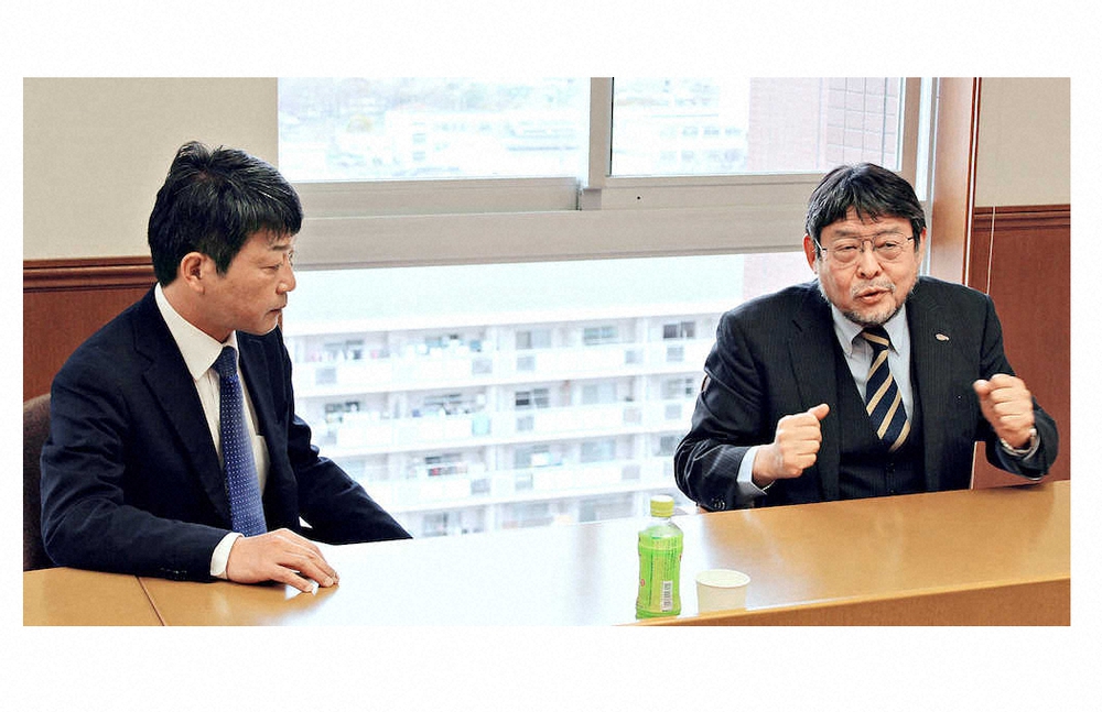 阪神大学野球連盟の濱名篤会長（右）と同連盟・岡泰秀常任理事