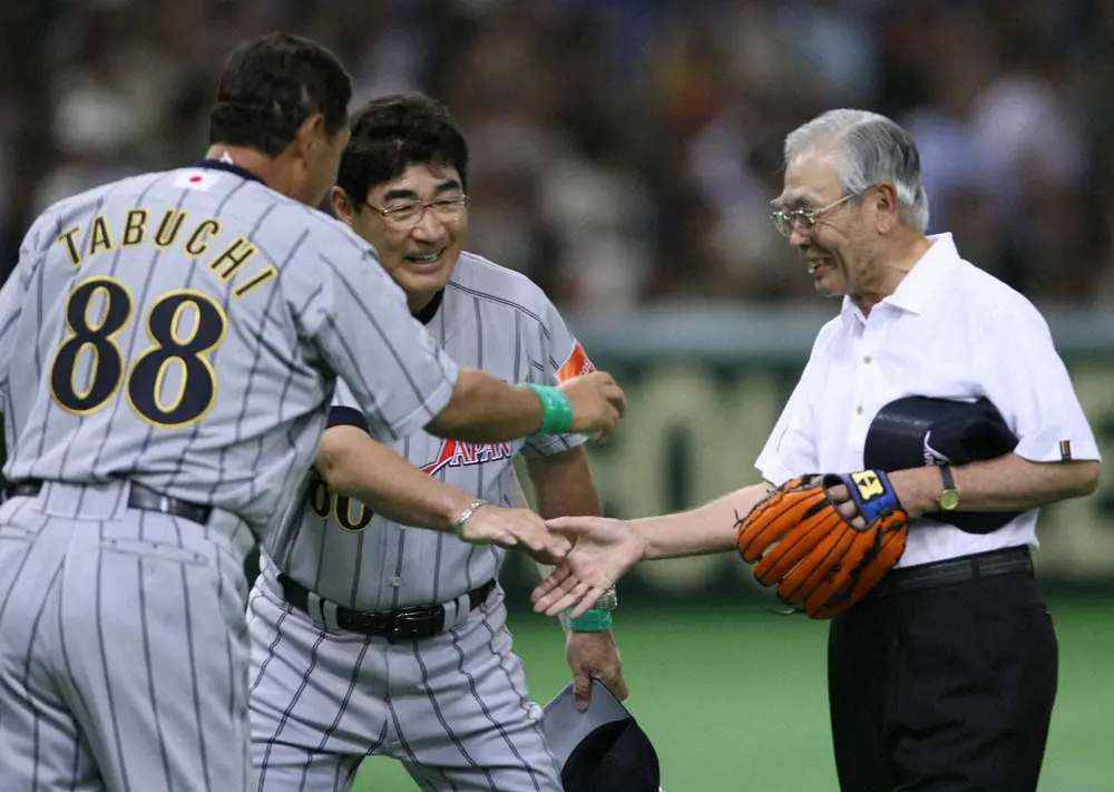 2008年8月9日、セ選抜－日本代表で始球式を行った松永怜一氏（右）。法大時代の教え子の田淵幸一ヘッドコーチ（左）と山本浩二コーチ（中）と握手する（肩書は全て当時）