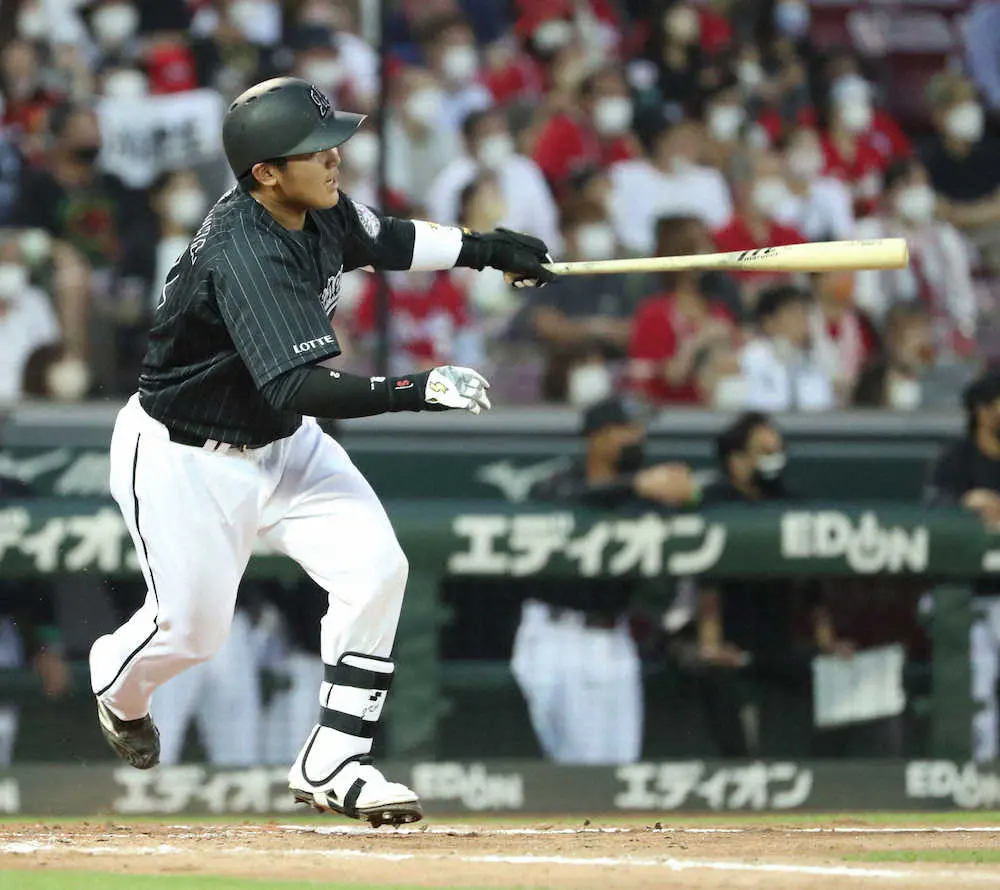 ＜広・ロ＞5回2死一塁、松川は左中間に適時二塁打を放つ　（撮影・奥　調）