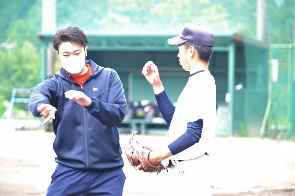 高校球児を指導する元広島・小松剛さん（提供写真）