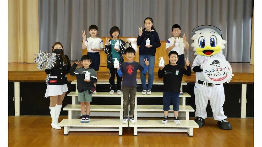 ロッテは千葉県市原市内全40校の小学校と全22校の中学校に「マリーンズ　消毒用アルコールディスペンサー」を寄贈