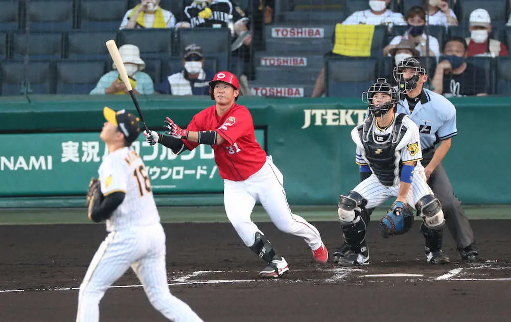 ＜神・広＞2回無死一塁、坂倉は先制の2点本塁打を放つ（撮影・平嶋　理子）