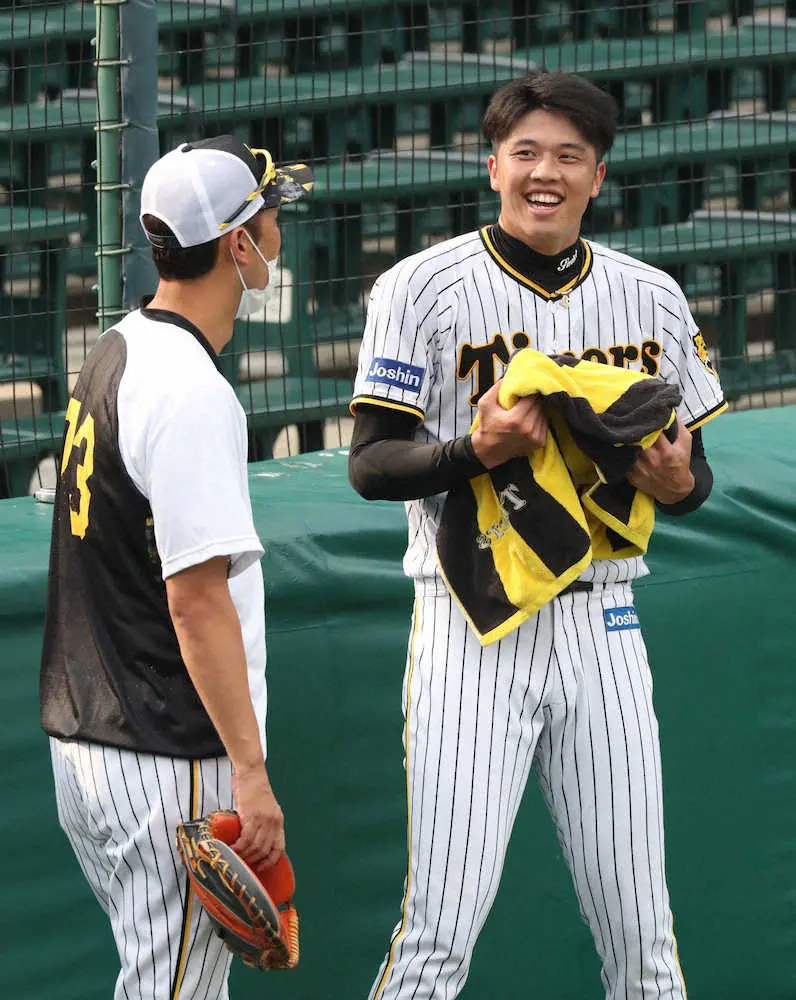 金村投手コーチ（左）と笑顔で話す才木（撮影・奥　調）