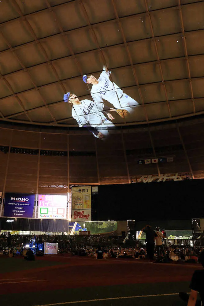 ＜西・ロ＞試合後にドームプラネタリウムが行われ、ドームの天井には、選手の映像も映し出された（撮影・久冨木　修）　　　　