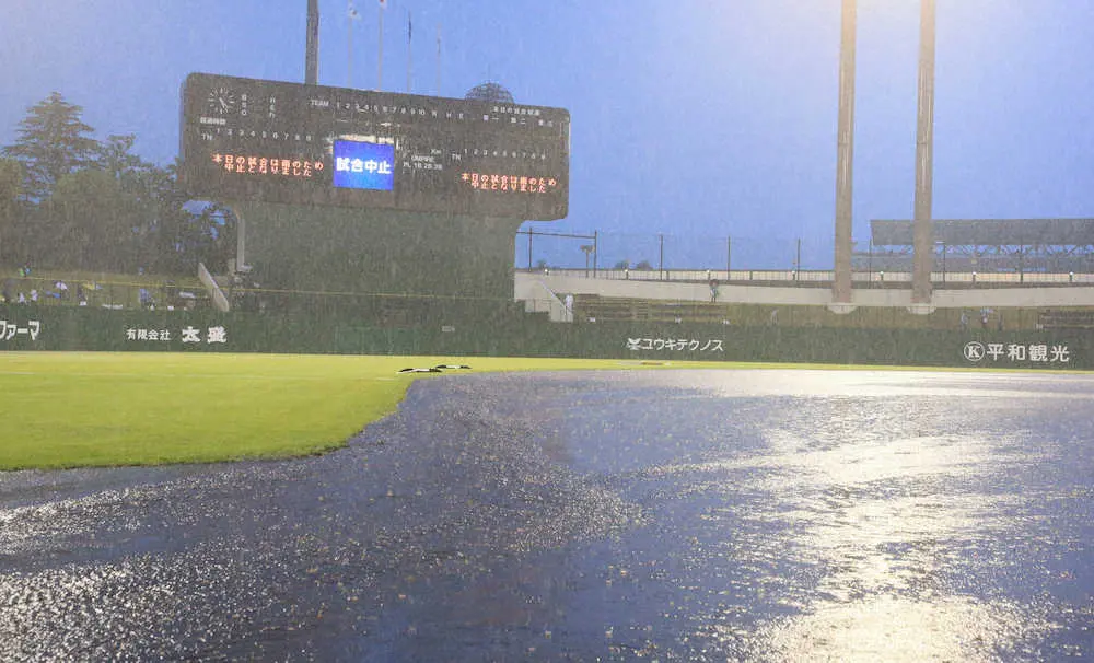 試合開始前の大雨で雨天中止となる県営大宮球場（撮影・尾崎　有希）