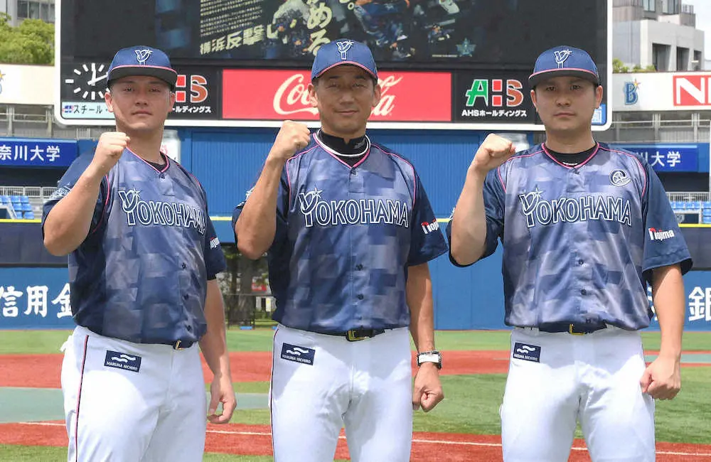 スペシャルユニホームを再着用してポーズを決める（左から）DeNA・牧秀悟、三浦大輔監督、佐野恵太