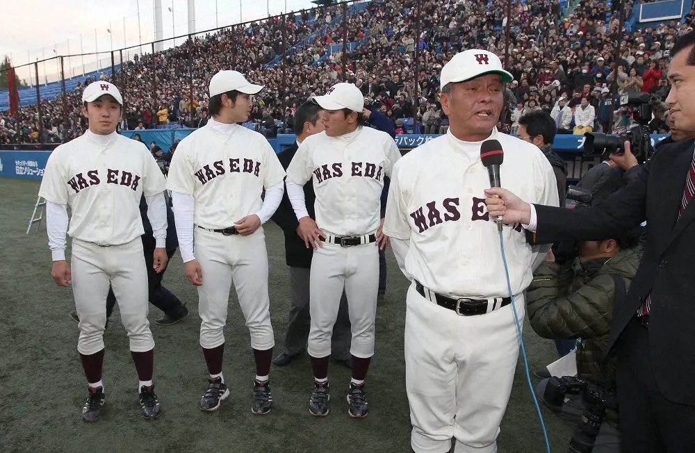 2010年11月、優勝を決め（左から）早大主将・斎藤佑樹、大石達也投手、福井優也が見守る中、インタビューに応える応武篤良監督