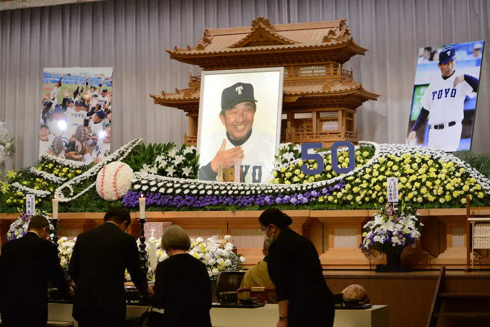 野球ボールをかたどった花などが飾られた高橋氏の祭壇