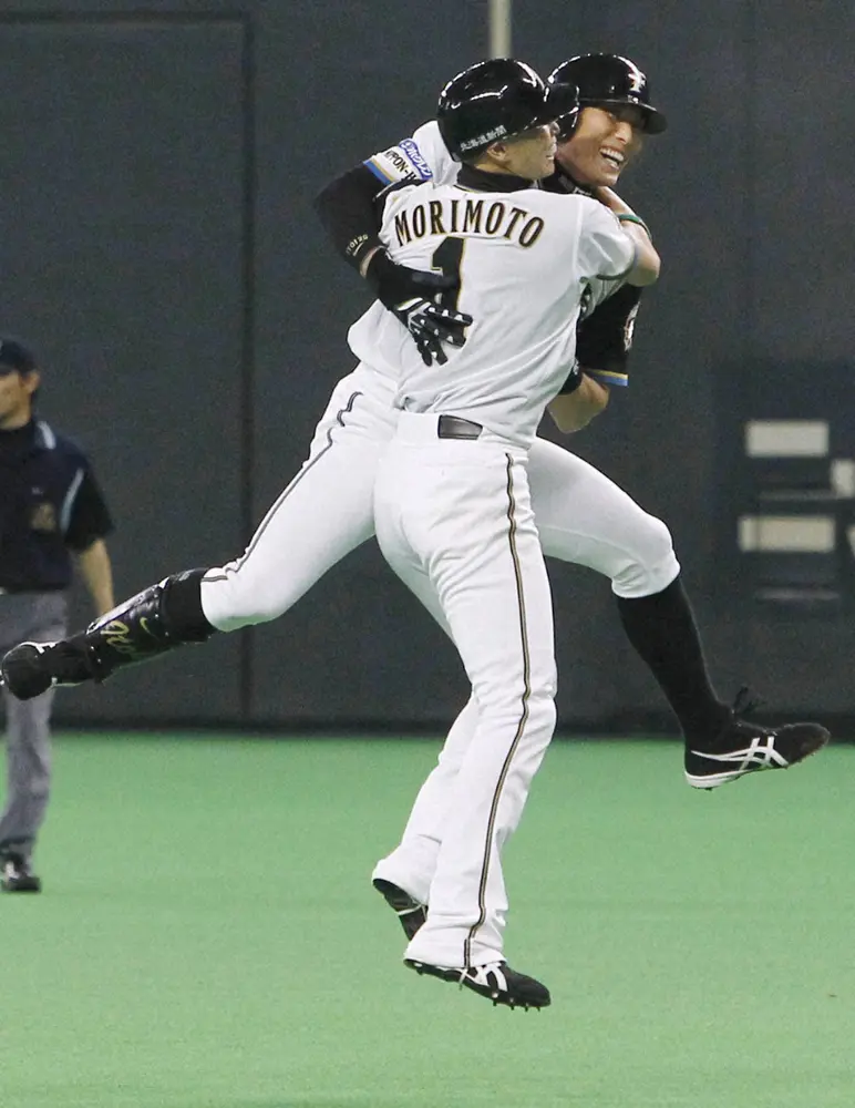 2010年4月、日本ハムー西武戦の延長10回、サヨナラ打を放ち森本稀哲（手前）と抱き合って喜ぶ糸井