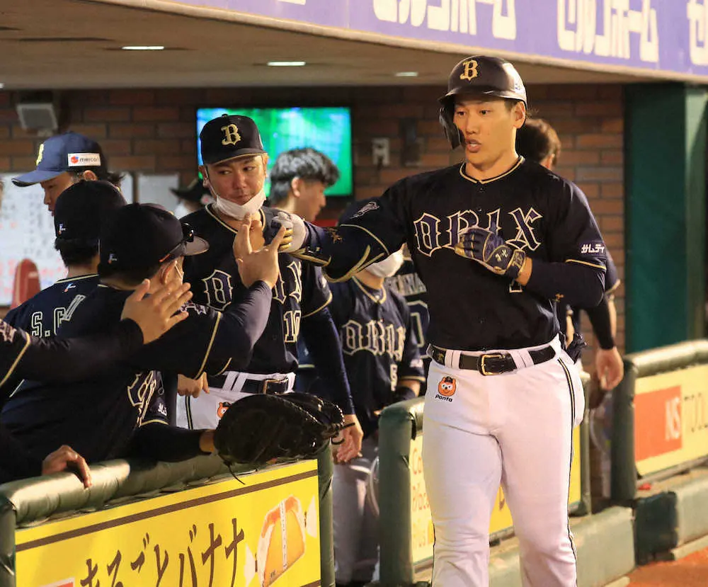＜楽・オ＞2回、吉田正がソロ本塁打を放ちベンチに迎えられる（撮影・篠原岳夫）