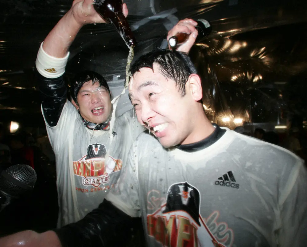 09年の日本シリーズを制し、巨人祝勝会で内海（左）からビールをかけられる阿部