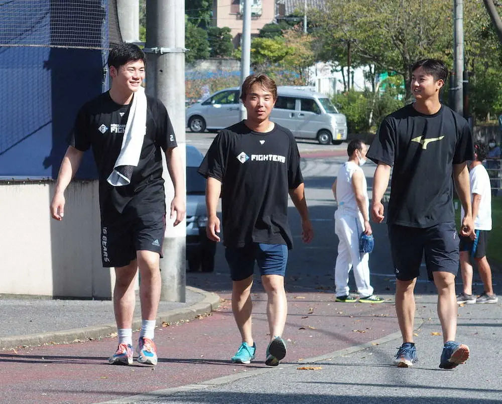 秋季練習を終え、田中（右）、上野（右から2人目）とともに引き上げる日本ハム・清宮