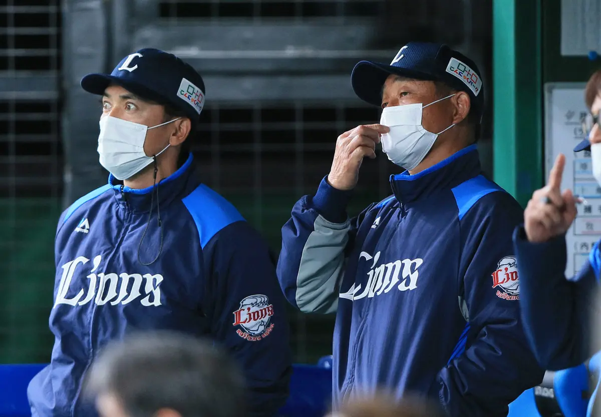 今季限りで退任することが分かった西武・辻監督（右）。後任は松井ヘッドコーチの昇格が決定的