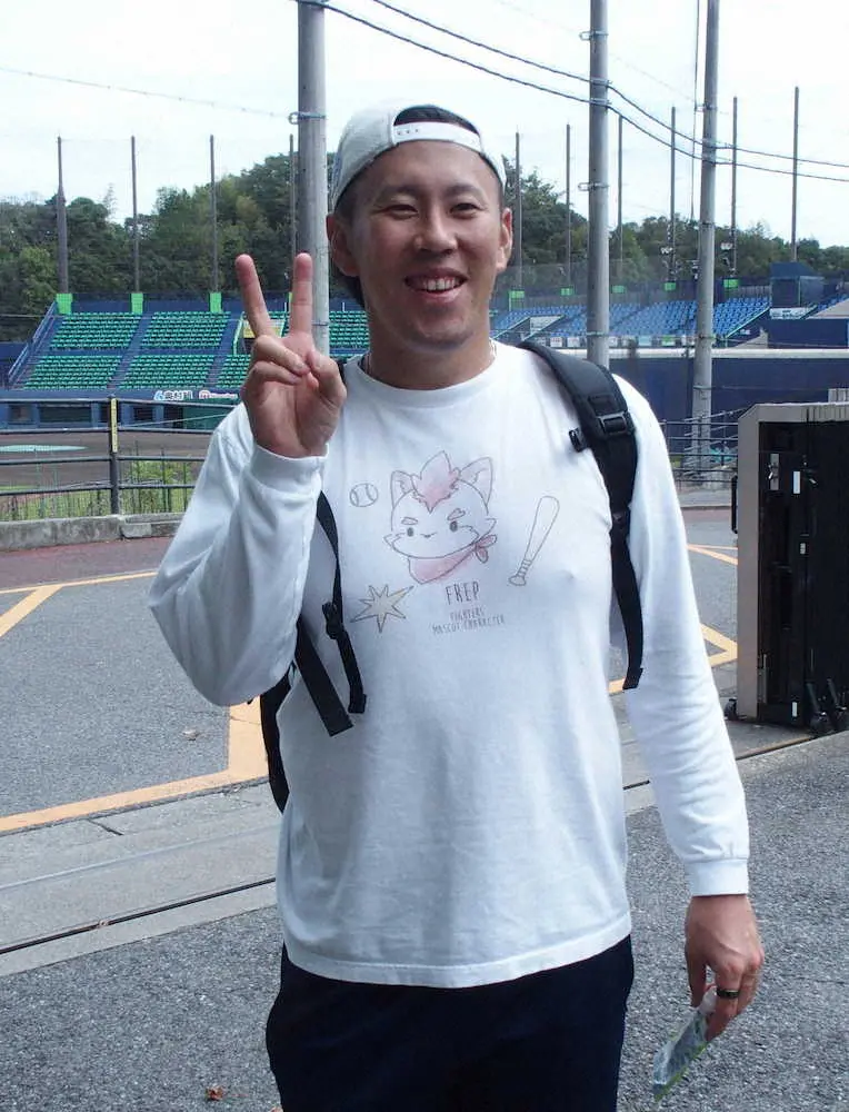購入したフレップTシャツを着て満面の笑みを見せる日本ハム・西村