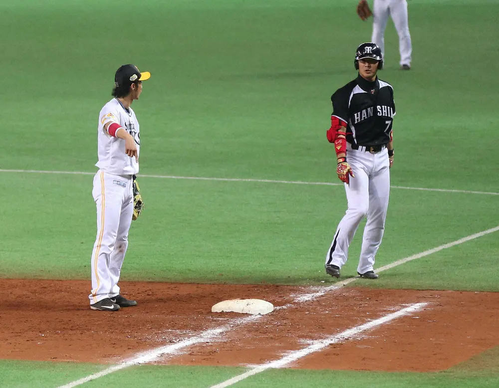 14年日本シリーズの９回１死満塁、一ゴロで本塁封殺後、守備妨害で併殺となりぼう然と立ち尽くす阪神・西岡（右）。左はソフトバンク・明石