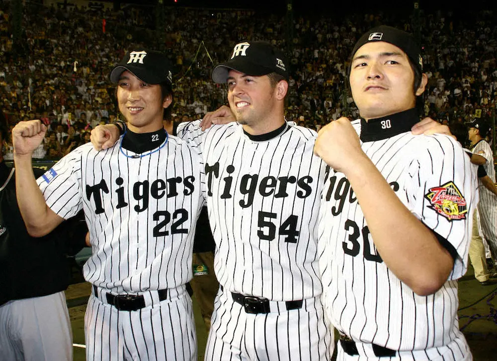 継投に革命を起こした（左から）藤川球児投手、ジェフ・ウィリアムス投手、久保田智之投手の「JFK」